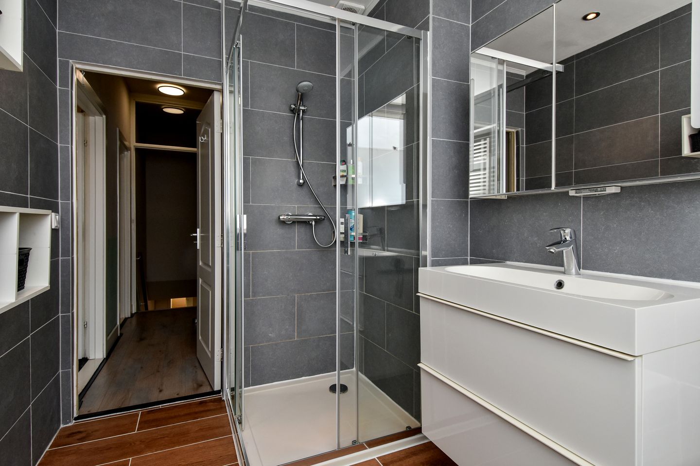 Spacious 8-room family home with flexible living options in Oud Loosduinen — 40