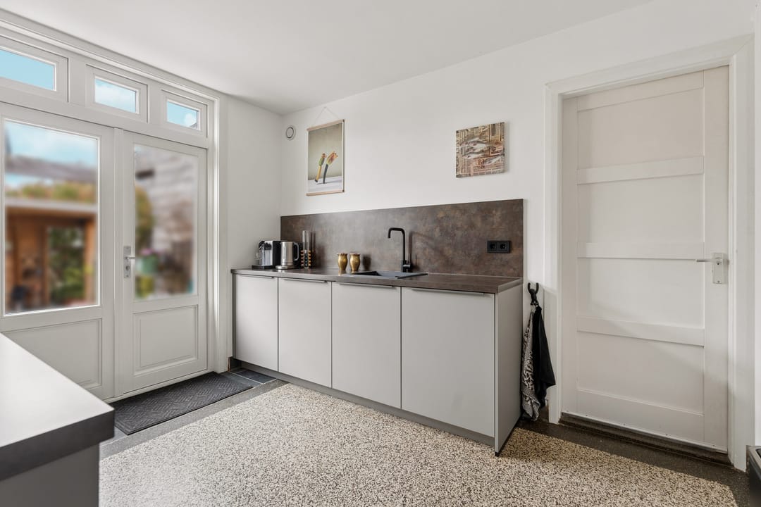 Luxuriously Renovated Semi-Detached Home with Studio and Greenhouse on Spacious 1,400m² Plot in Lent — 23