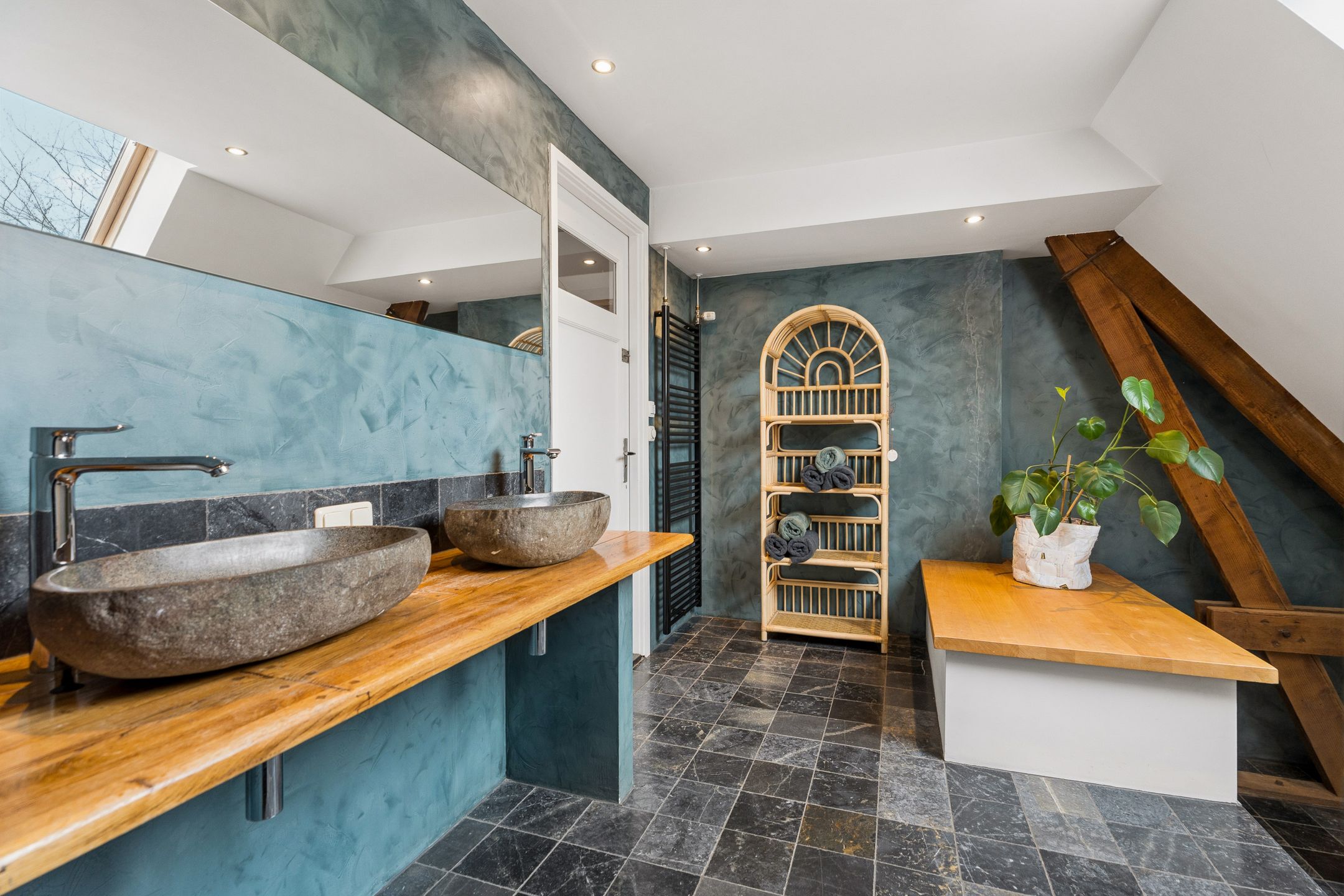 Luxuriously Renovated Semi-Detached Home with Studio and Greenhouse on Spacious 1,400m² Plot in Lent — 36