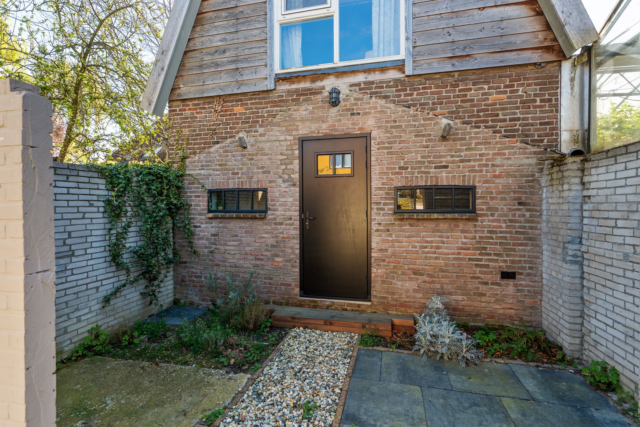 Luxuriously Renovated Semi-Detached Home with Studio and Greenhouse on Spacious 1,400m² Plot in Lent — 42