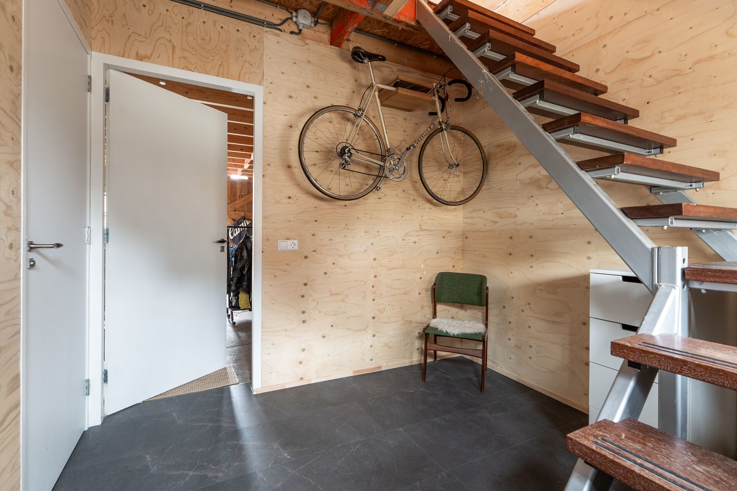 Luxuriously Renovated Semi-Detached Home with Studio and Greenhouse on Spacious 1,400m² Plot in Lent — 44