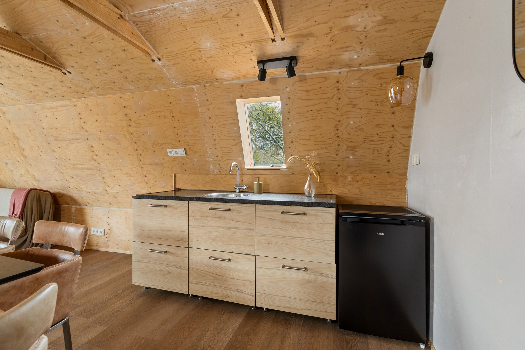 Luxuriously Renovated Semi-Detached Home with Studio and Greenhouse on Spacious 1,400m² Plot in Lent — 51