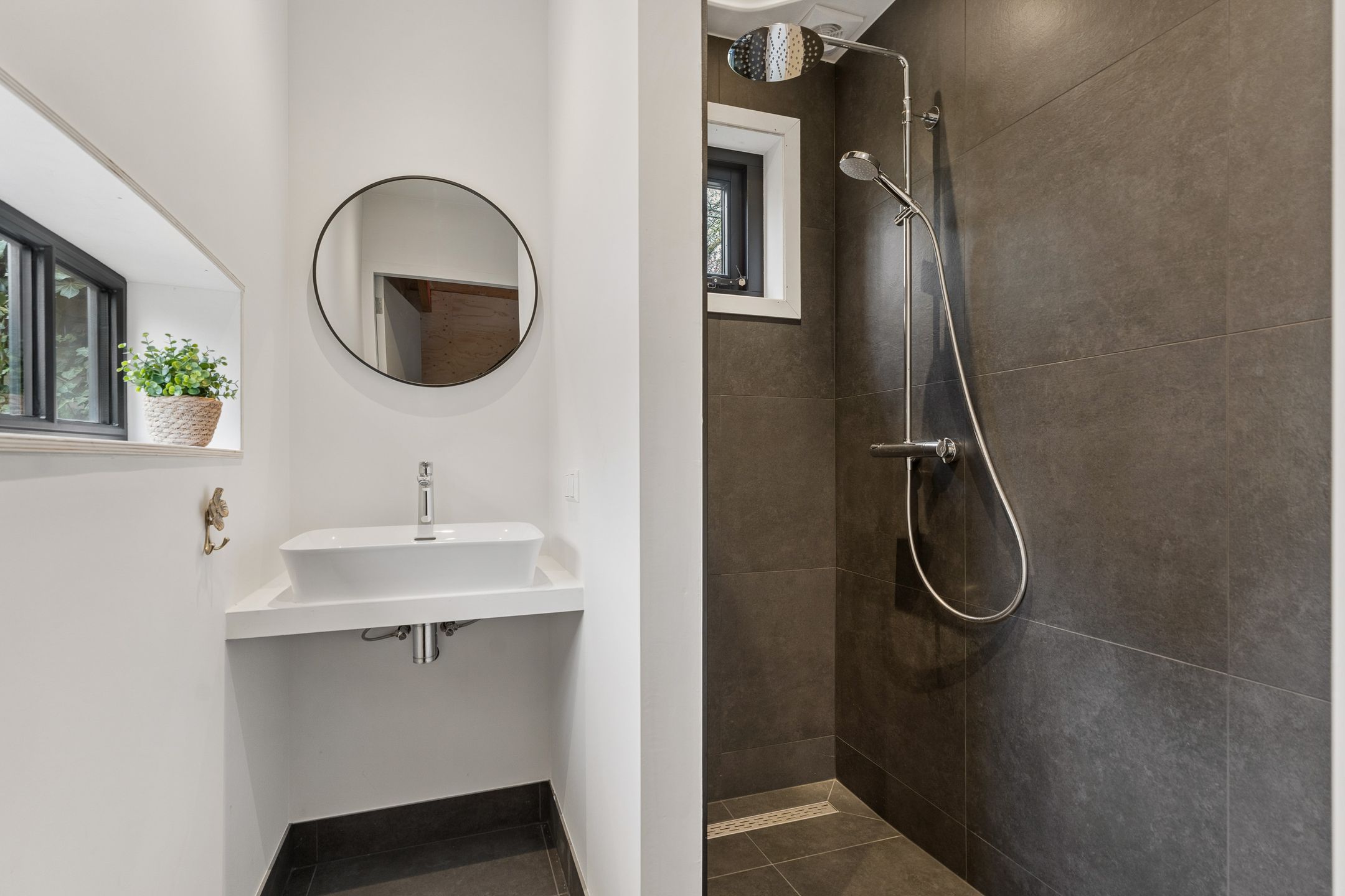 Luxuriously Renovated Semi-Detached Home with Studio and Greenhouse on Spacious 1,400m² Plot in Lent — 45