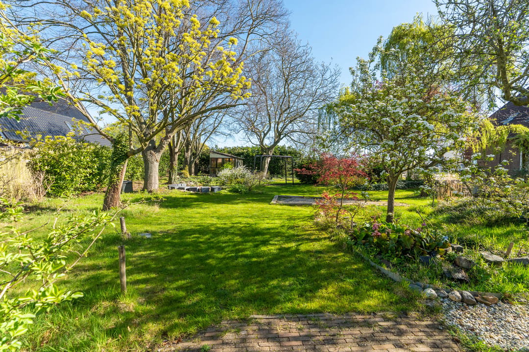 Luxuriously Renovated Semi-Detached Home with Studio and Greenhouse on Spacious 1,400m² Plot in Lent — 58