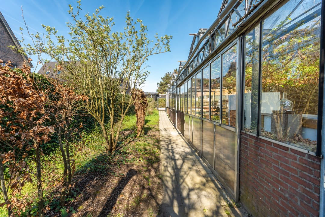 Luxuriously Renovated Semi-Detached Home with Studio and Greenhouse on Spacious 1,400m² Plot in Lent — 56