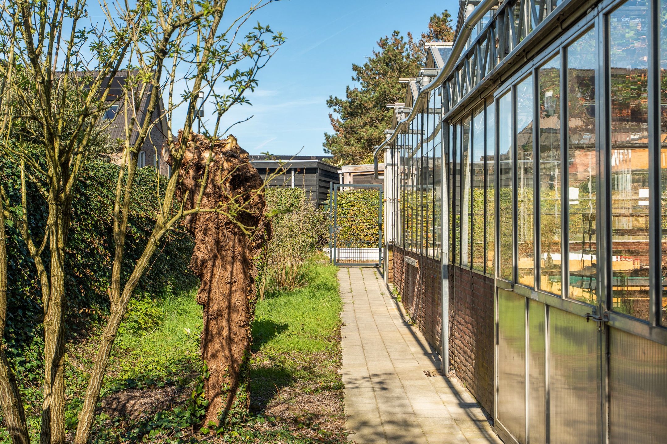Luxuriously Renovated Semi-Detached Home with Studio and Greenhouse on Spacious 1,400m² Plot in Lent — 57