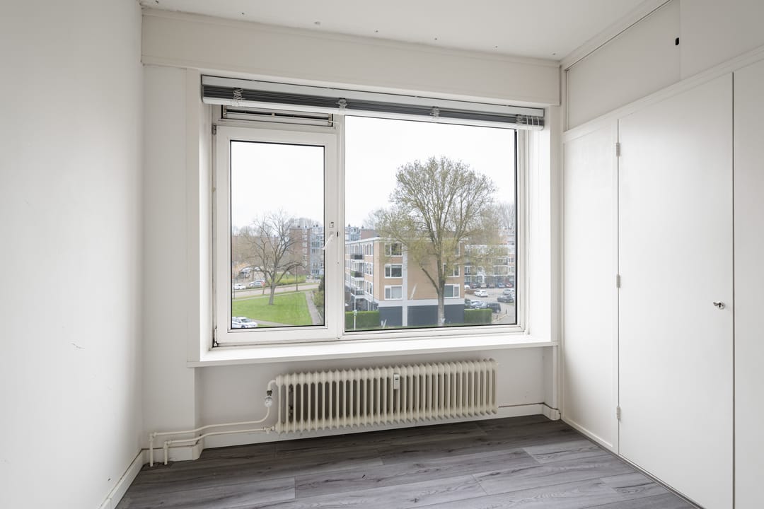 Spacious apartment with three bedrooms and southwest-facing balcony — 22
