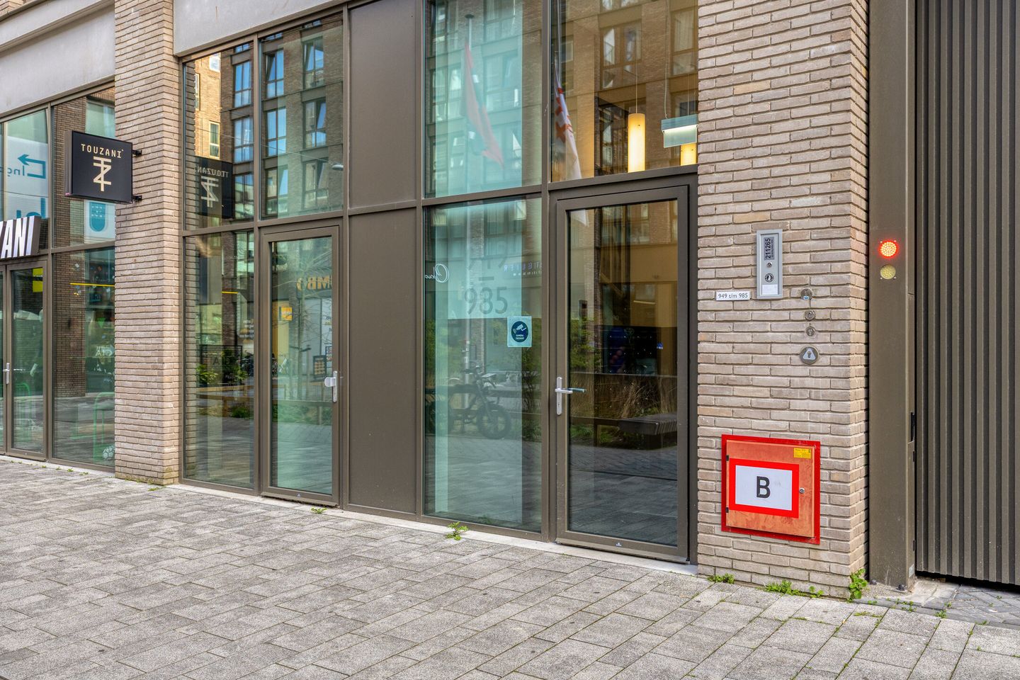 Modern Corner Apartment with Balcony at Osdorpplein — 25