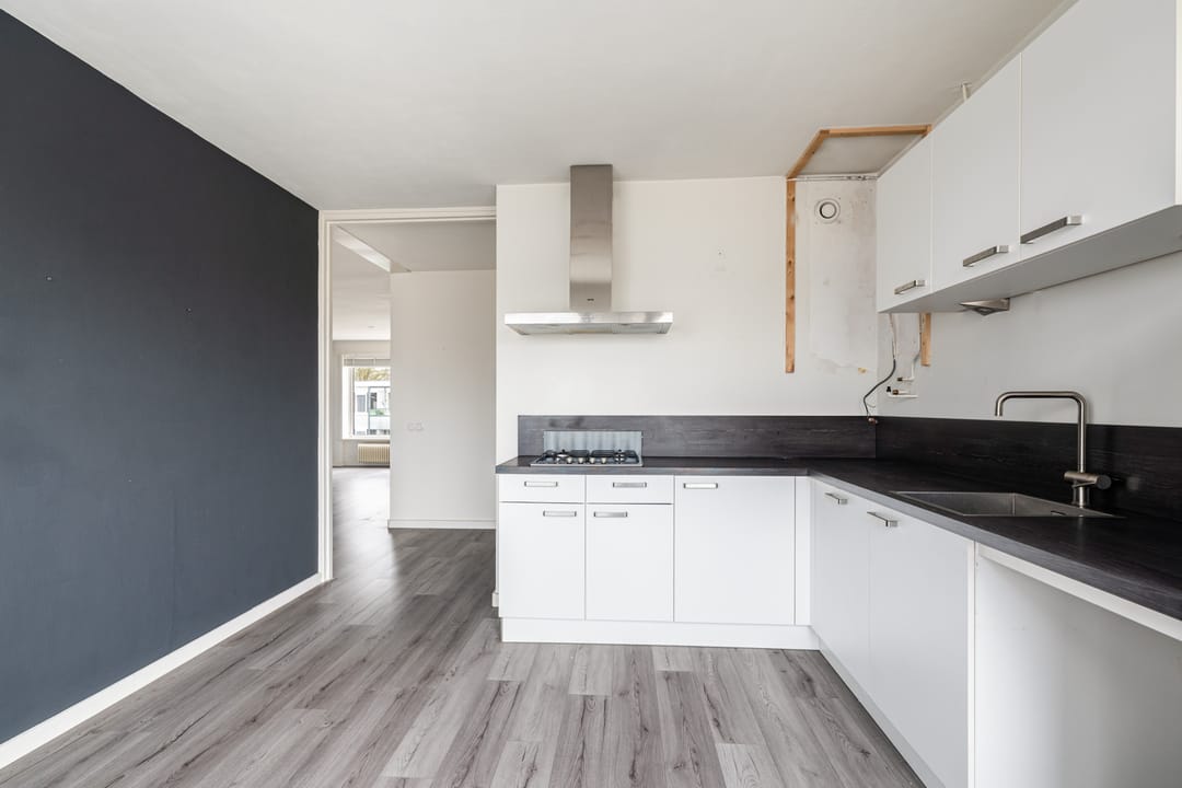 Spacious apartment with three bedrooms and southwest-facing balcony — 16