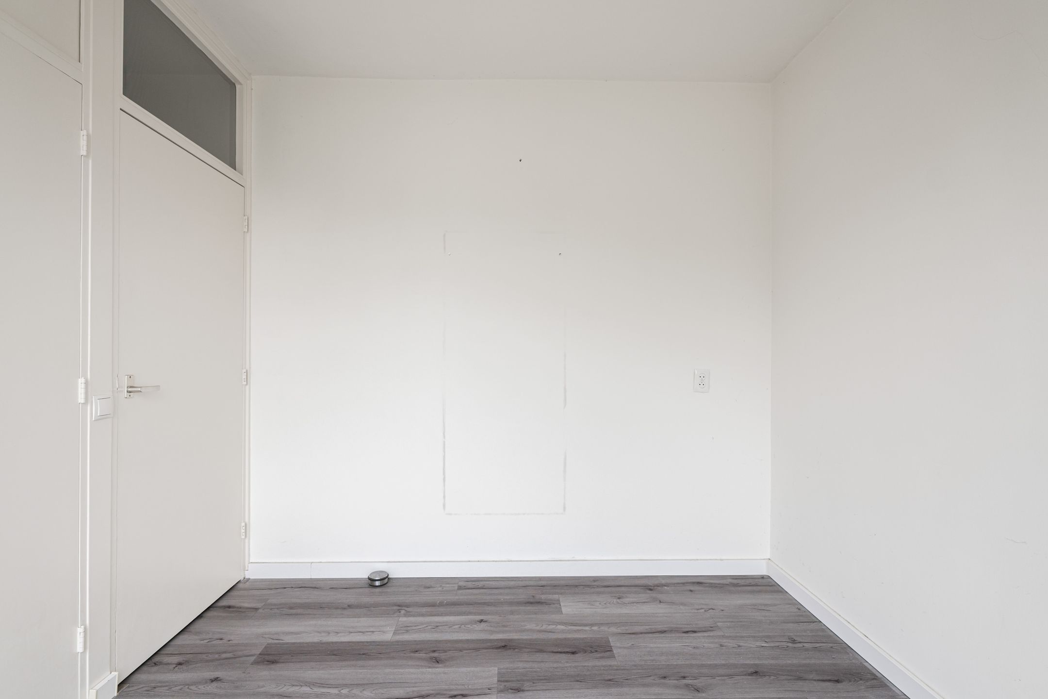 Spacious apartment with three bedrooms and southwest-facing balcony — 24