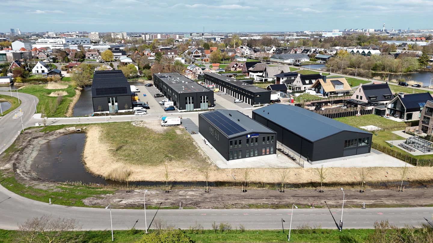 Bekijk foto 2 van Burgemeester Hoffscholteweg 2