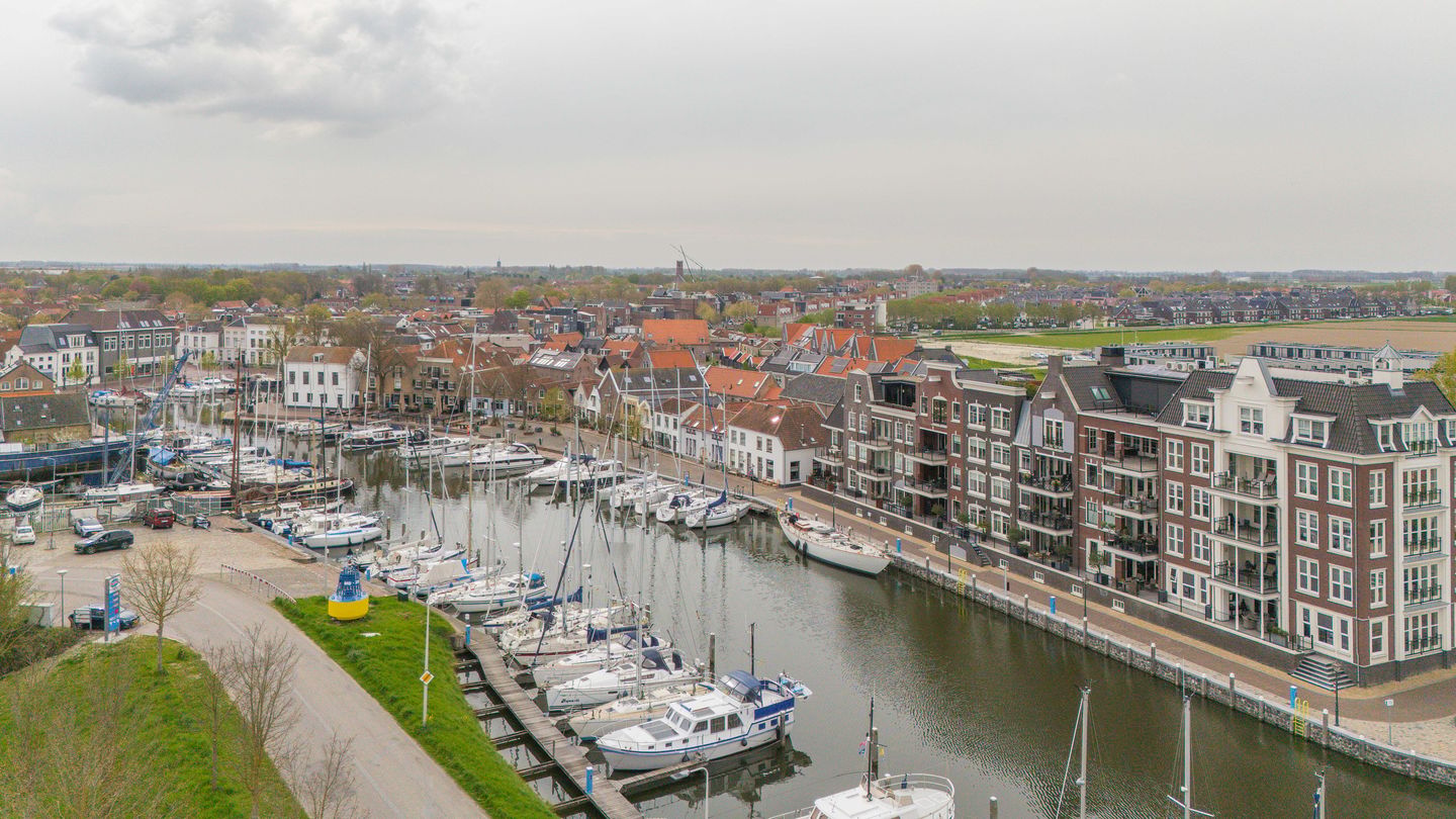 Modern apartment with unobstructed water view — 44