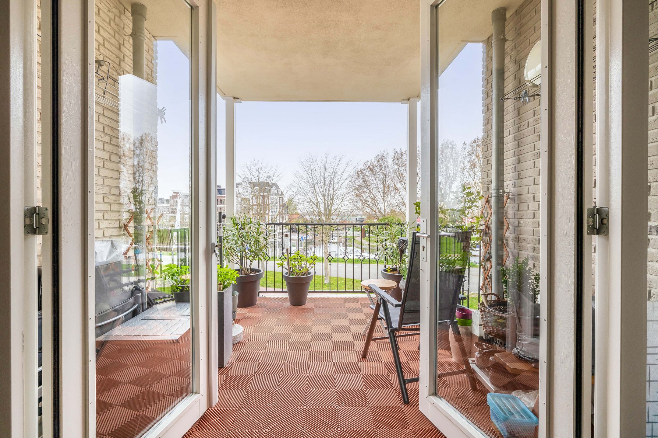 Modern apartment with unobstructed water view — 27