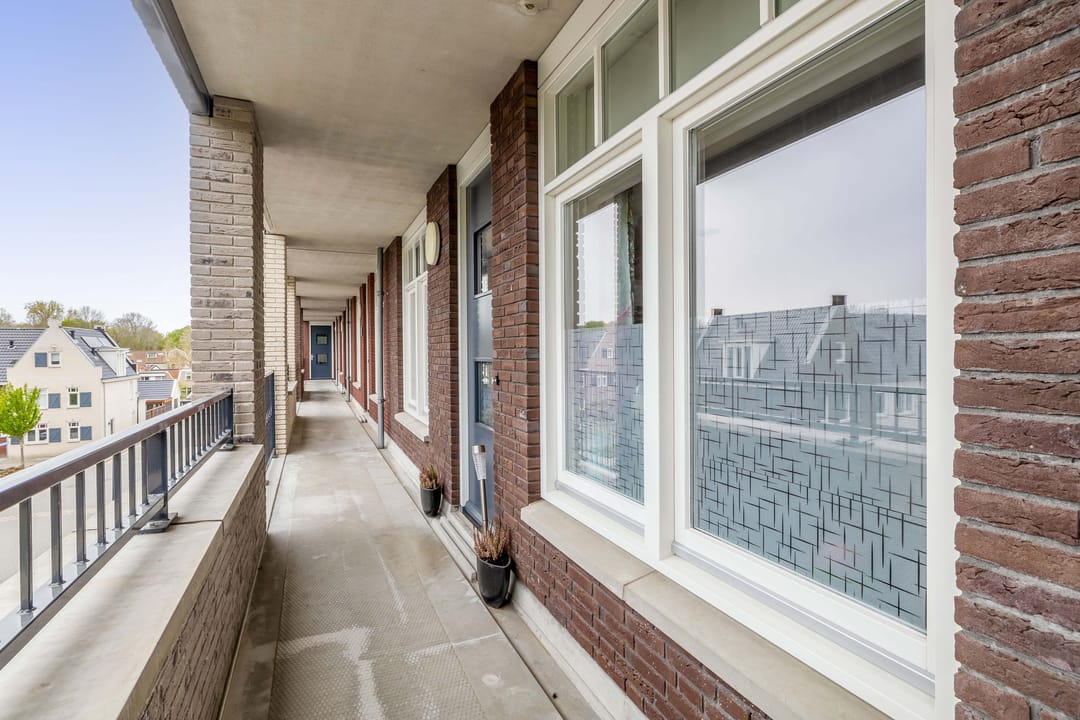 Modern apartment with unobstructed water view — 31