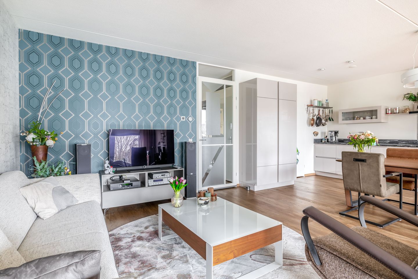 Modern apartment with unobstructed water view — 14