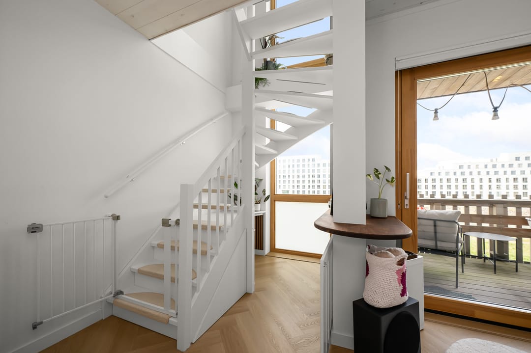 Move-in ready duplex apartment with water views and private parking on Centrumeiland — 16