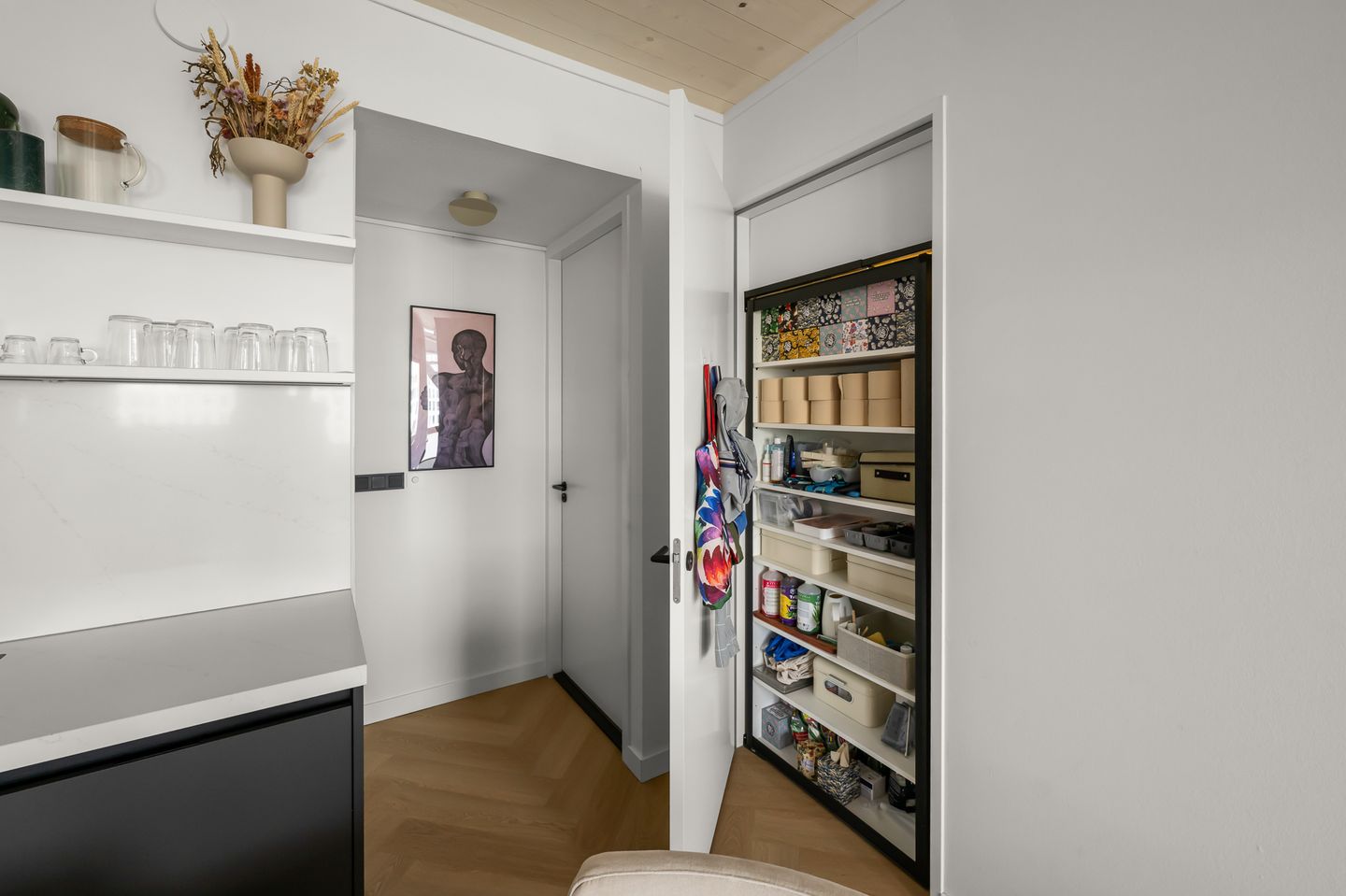 Move-in ready duplex apartment with water views and private parking on Centrumeiland — 25