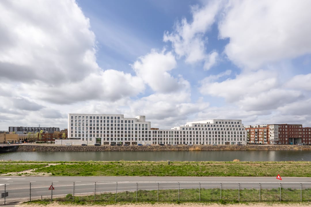 Move-in ready duplex apartment with water views and private parking on Centrumeiland — 32