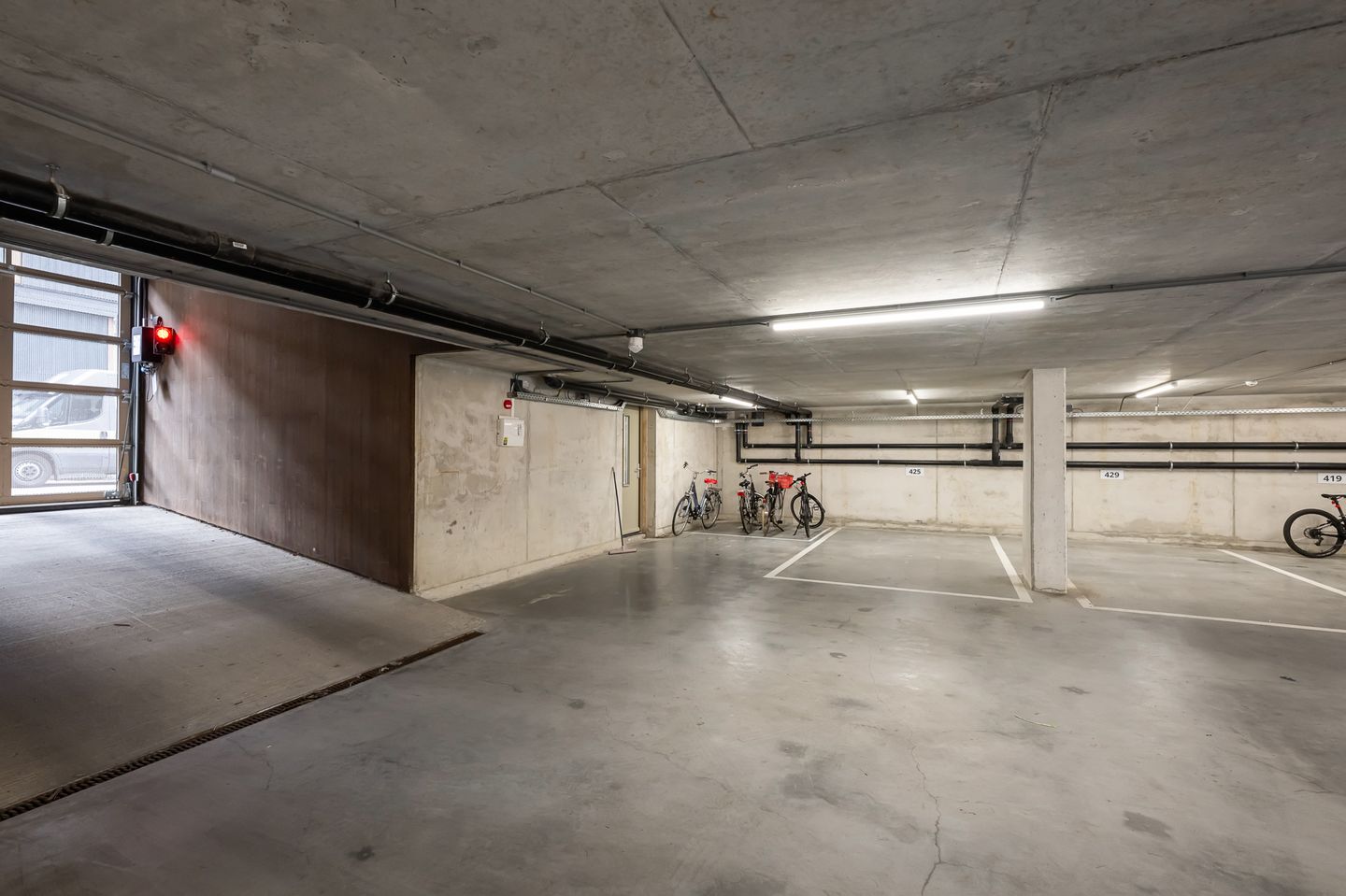 Move-in ready duplex apartment with water views and private parking on Centrumeiland — 49