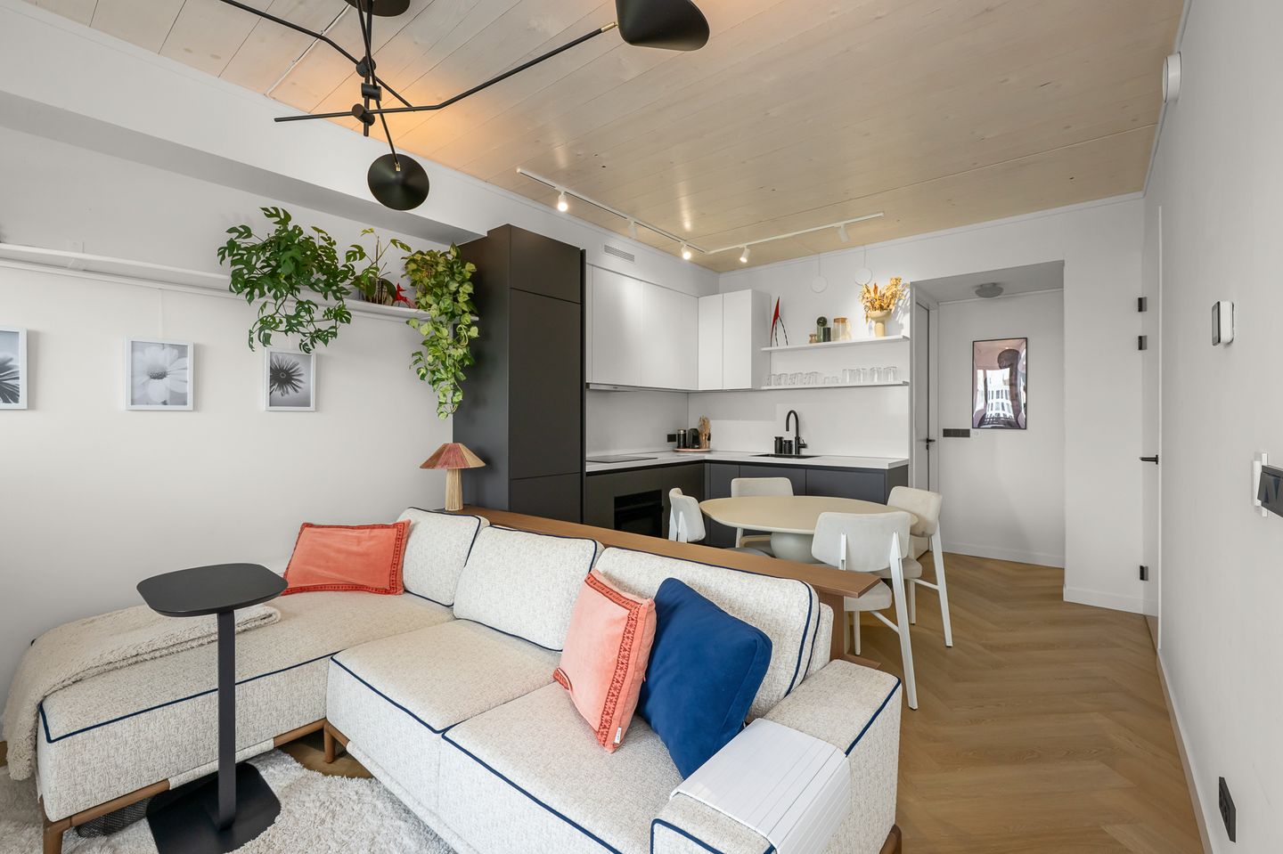 Move-in ready duplex apartment with water views and private parking on Centrumeiland — 20