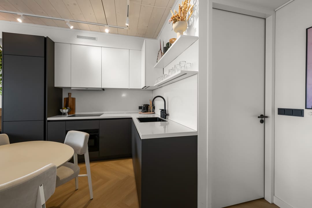 Move-in ready duplex apartment with water views and private parking on Centrumeiland — 23