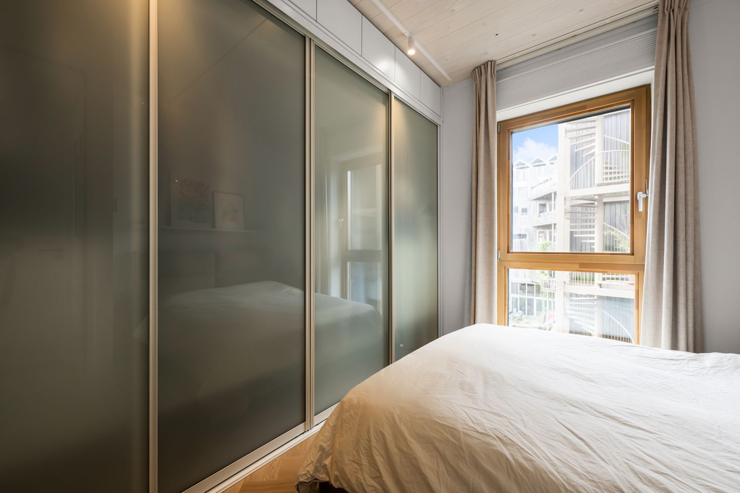 Move-in ready duplex apartment with water views and private parking on Centrumeiland — 34