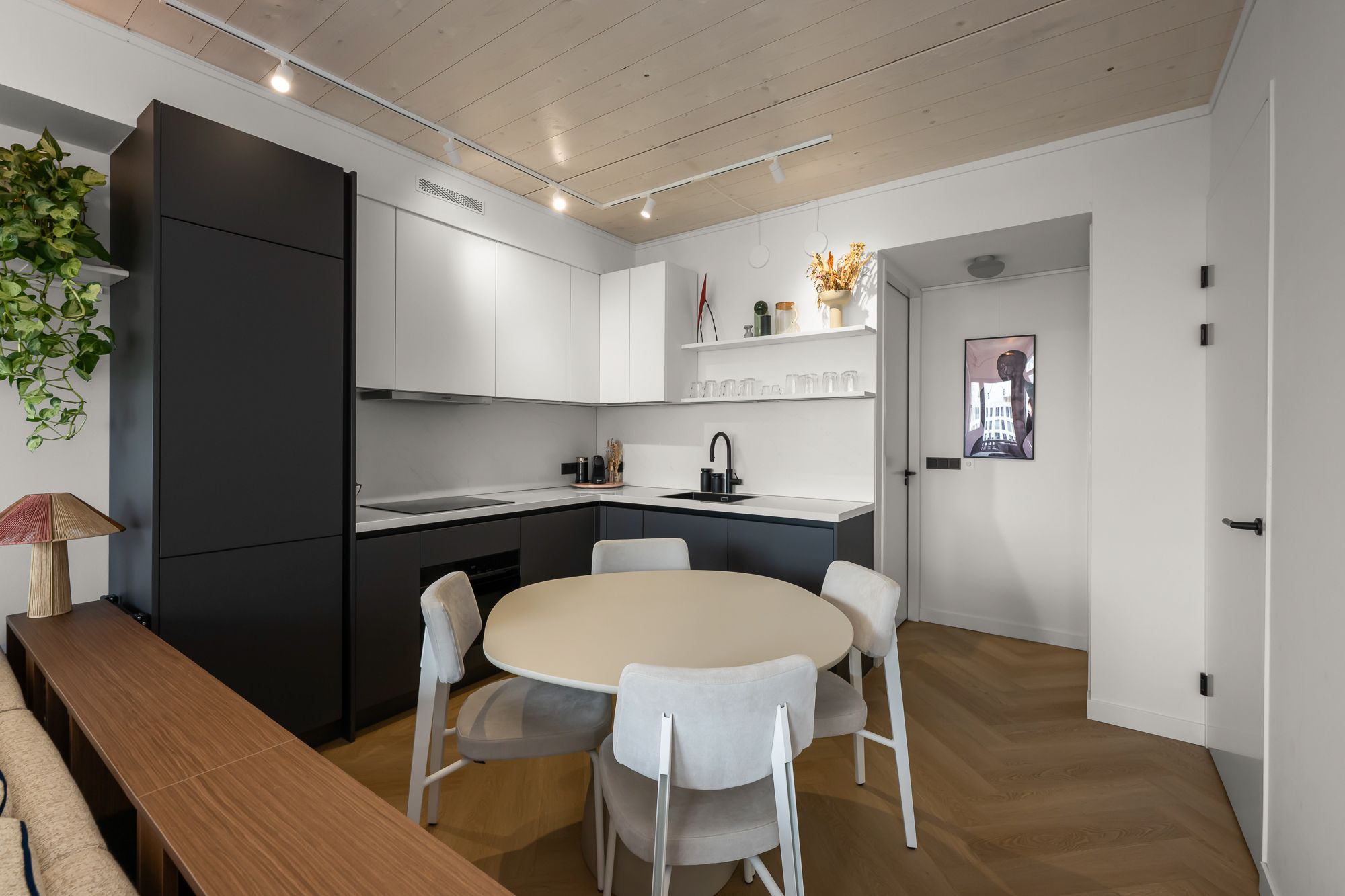 Move-in ready duplex apartment with water views and private parking on Centrumeiland — 21