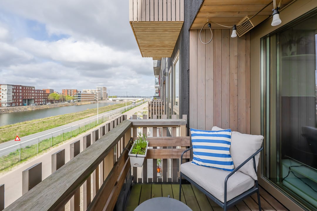 Move-in ready duplex apartment with water views and private parking on Centrumeiland — 28