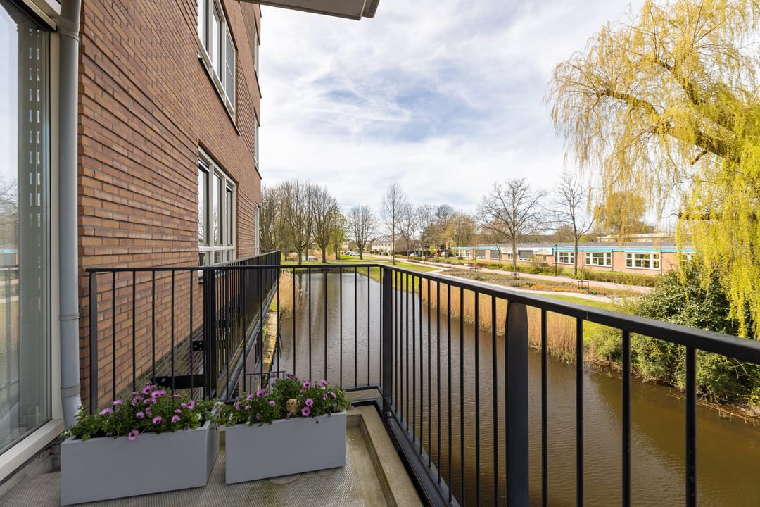 Comfortable and future-proof apartment with water views in a green setting — 13