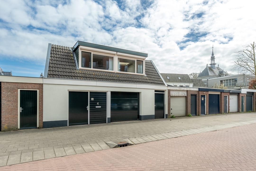 Photo 1 of Mgr. G.W. van Heukelumstraat 4