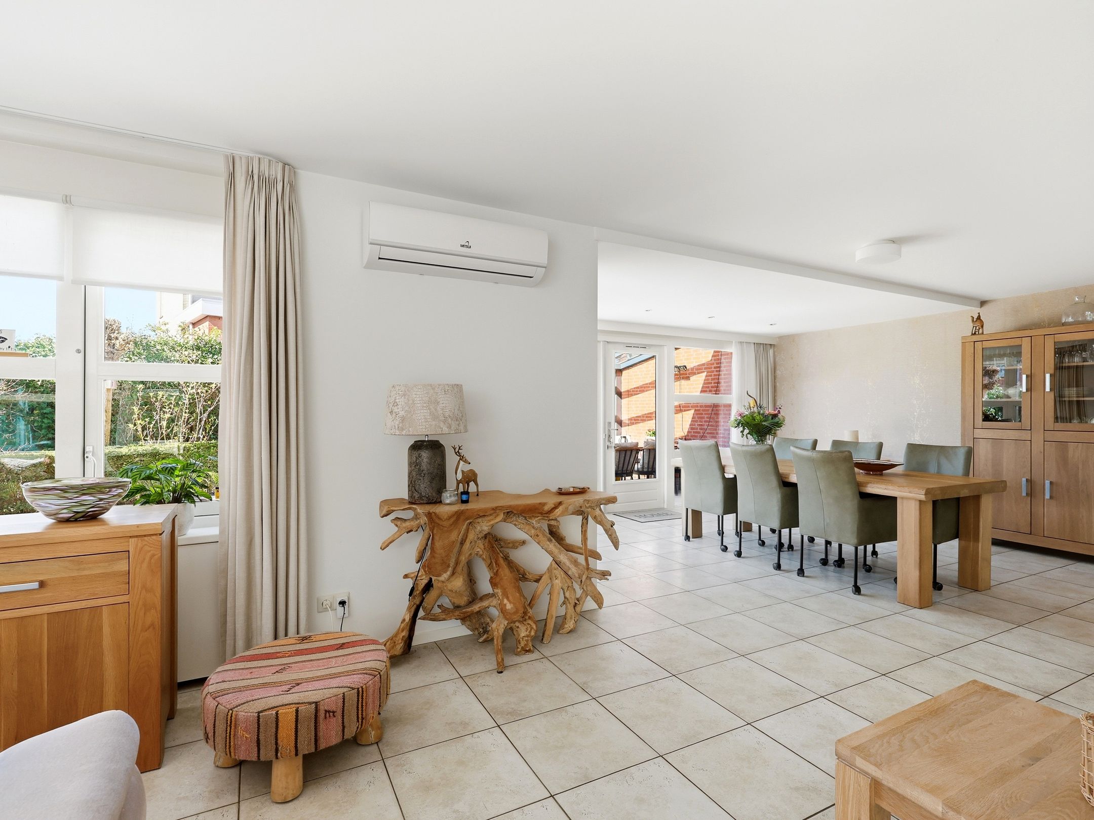Luxurious detached villa with six bedrooms, sauna and jacuzzi in quiet courtyard setting — 12