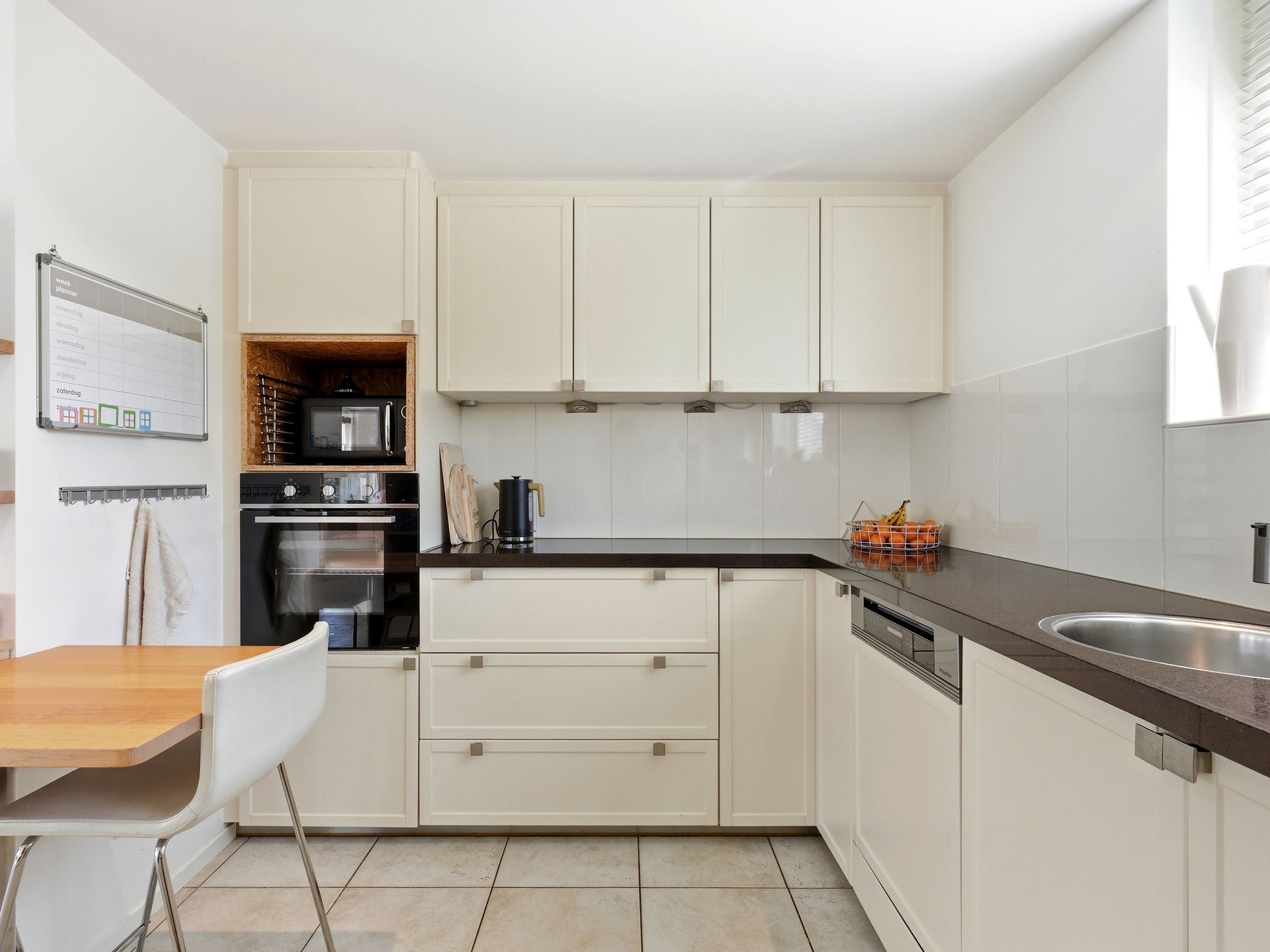 Luxurious detached villa with six bedrooms, sauna and jacuzzi in quiet courtyard setting — 18