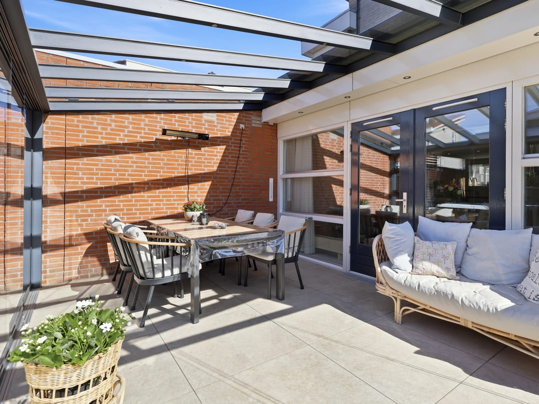 Luxurious detached villa with six bedrooms, sauna and jacuzzi in quiet courtyard setting — 41