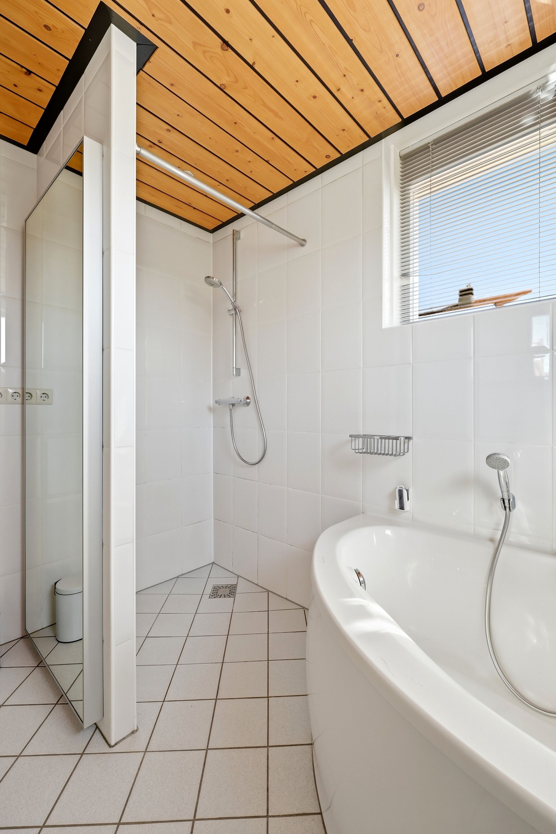 Luxurious detached villa with six bedrooms, sauna and jacuzzi in quiet courtyard setting — 30