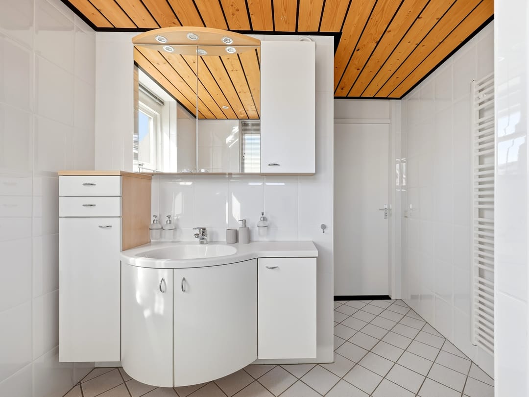 Luxurious detached villa with six bedrooms, sauna and jacuzzi in quiet courtyard setting — 32