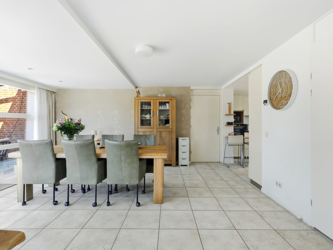 Luxurious detached villa with six bedrooms, sauna and jacuzzi in quiet courtyard setting — 13