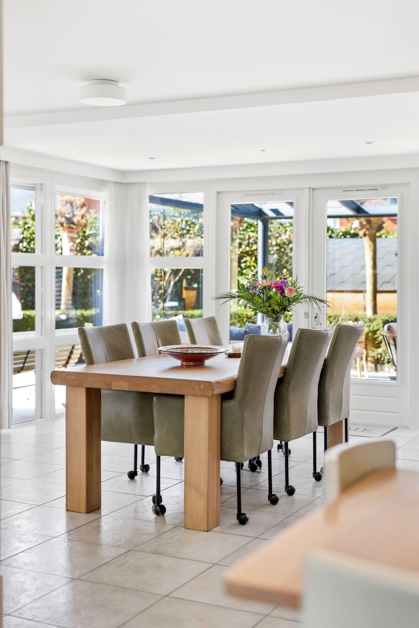 Luxurious detached villa with six bedrooms, sauna and jacuzzi in quiet courtyard setting — 14