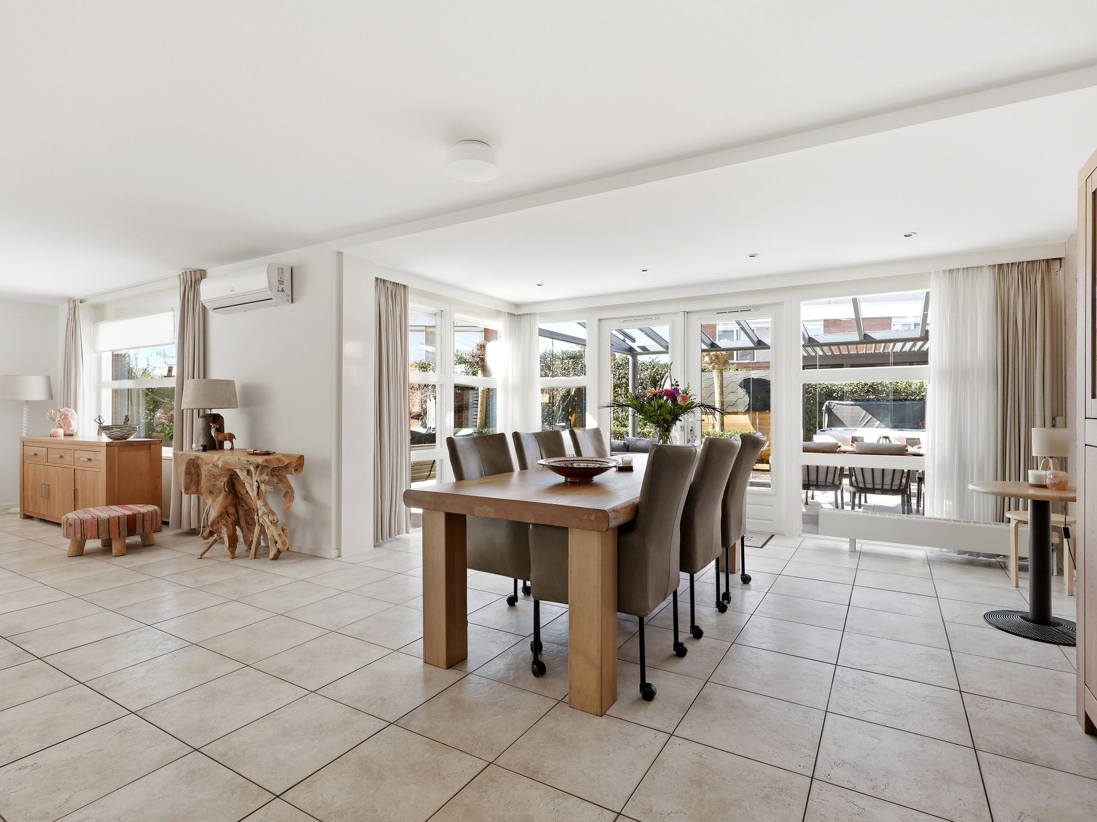 Luxurious detached villa with six bedrooms, sauna and jacuzzi in quiet courtyard setting — 15
