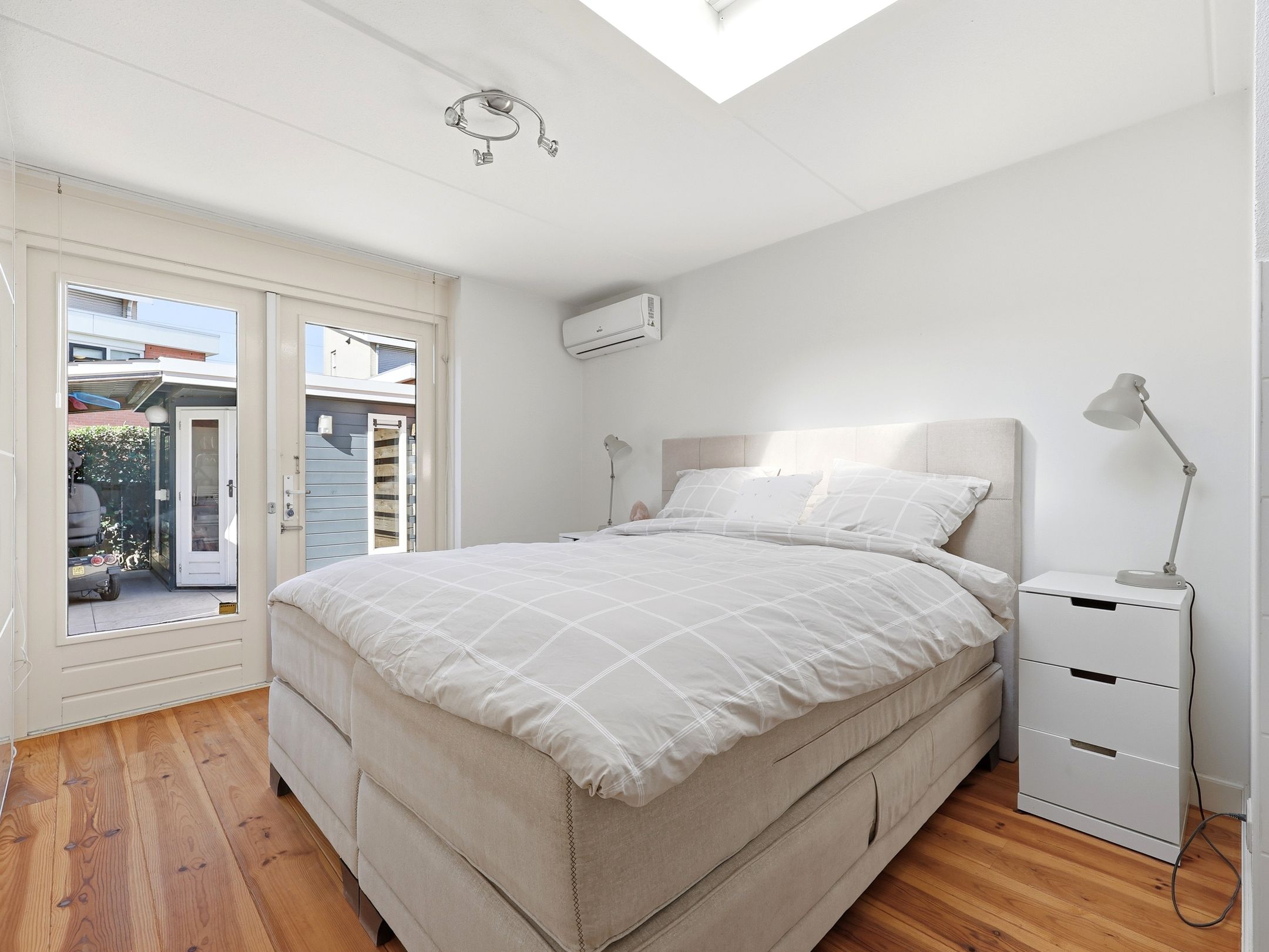 Luxurious detached villa with six bedrooms, sauna and jacuzzi in quiet courtyard setting — 21
