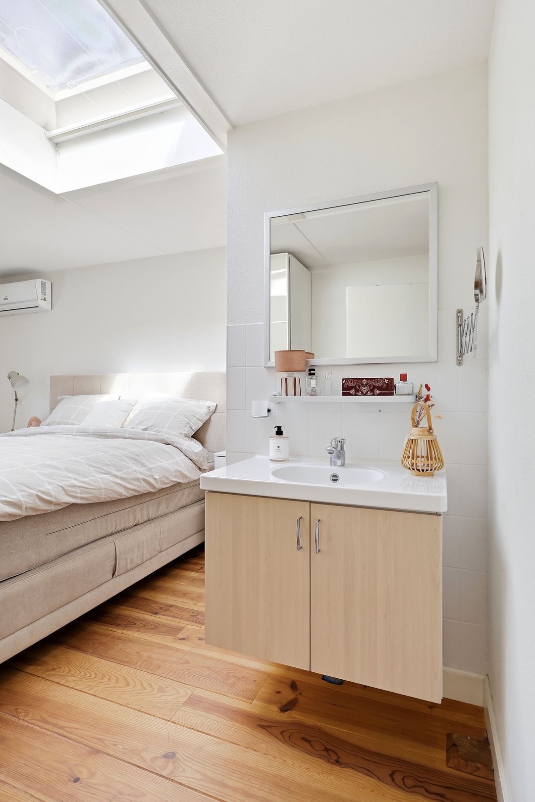 Luxurious detached villa with six bedrooms, sauna and jacuzzi in quiet courtyard setting — 22