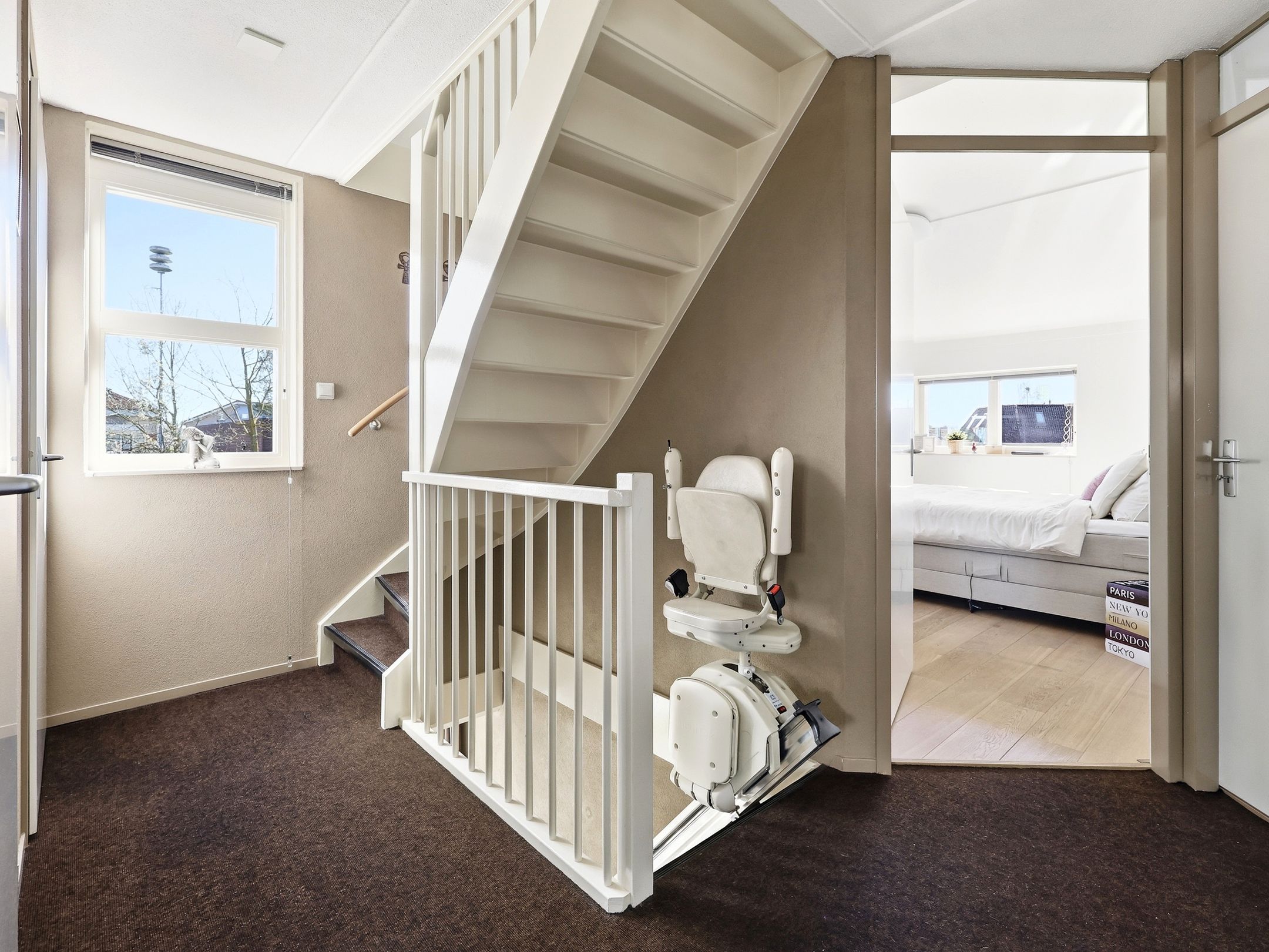 Luxurious detached villa with six bedrooms, sauna and jacuzzi in quiet courtyard setting — 27