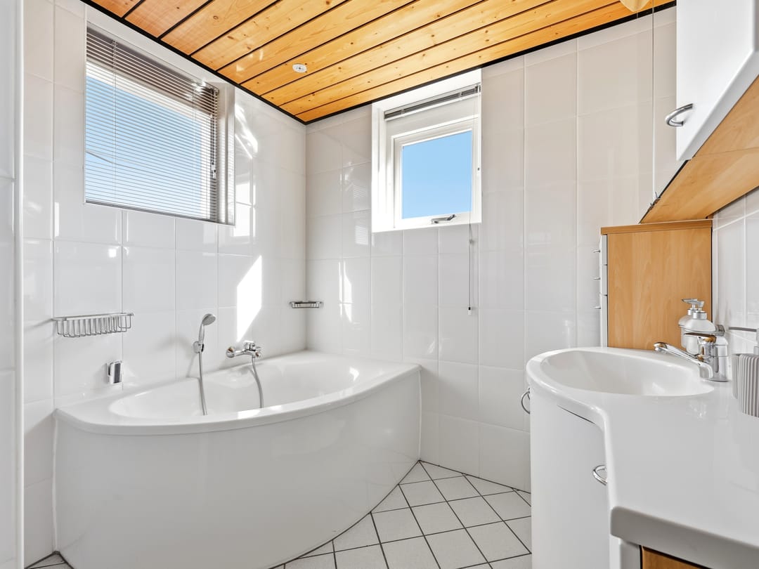 Luxurious detached villa with six bedrooms, sauna and jacuzzi in quiet courtyard setting — 31