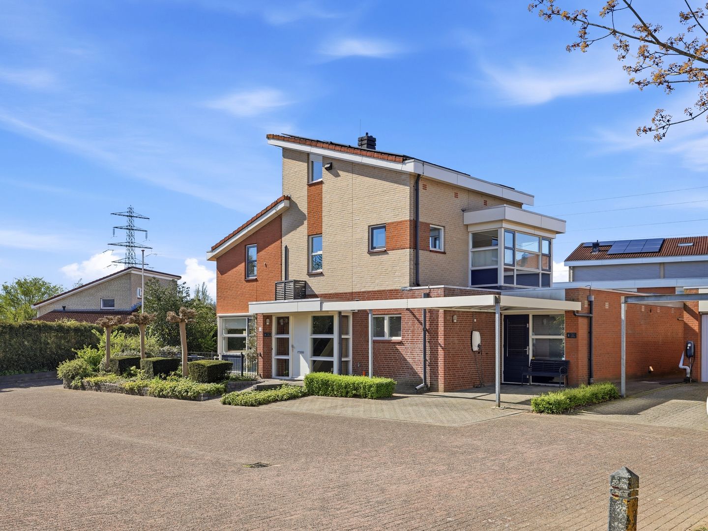 Luxurious detached villa with six bedrooms, sauna and jacuzzi in quiet courtyard setting — 59