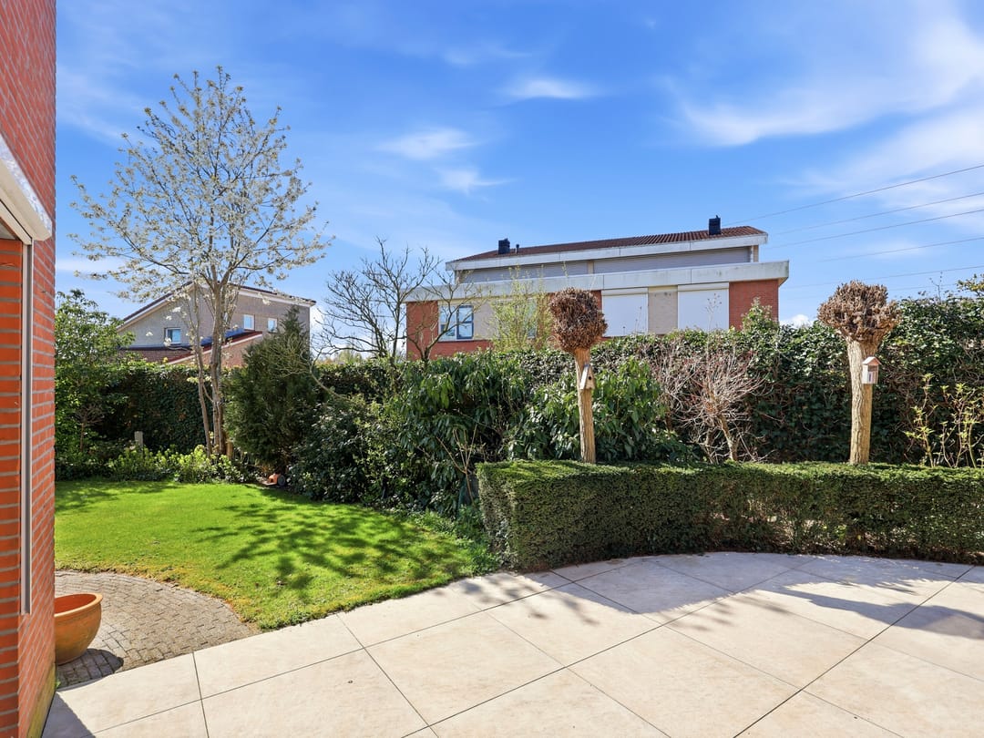 Luxurious detached villa with six bedrooms, sauna and jacuzzi in quiet courtyard setting — 43