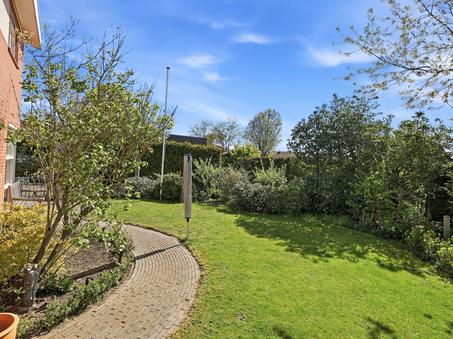 Luxurious detached villa with six bedrooms, sauna and jacuzzi in quiet courtyard setting — 44