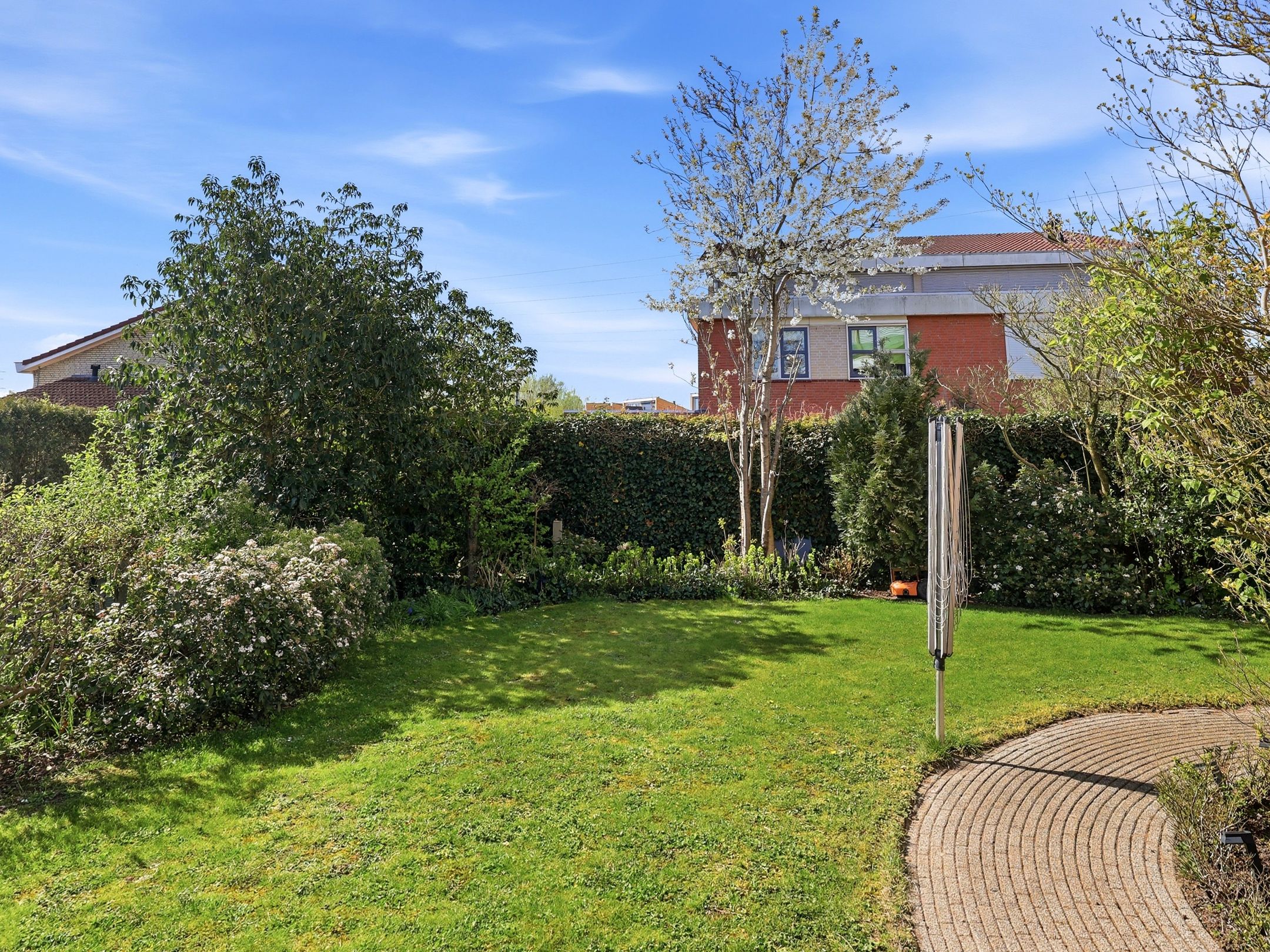 Luxurious detached villa with six bedrooms, sauna and jacuzzi in quiet courtyard setting — 45