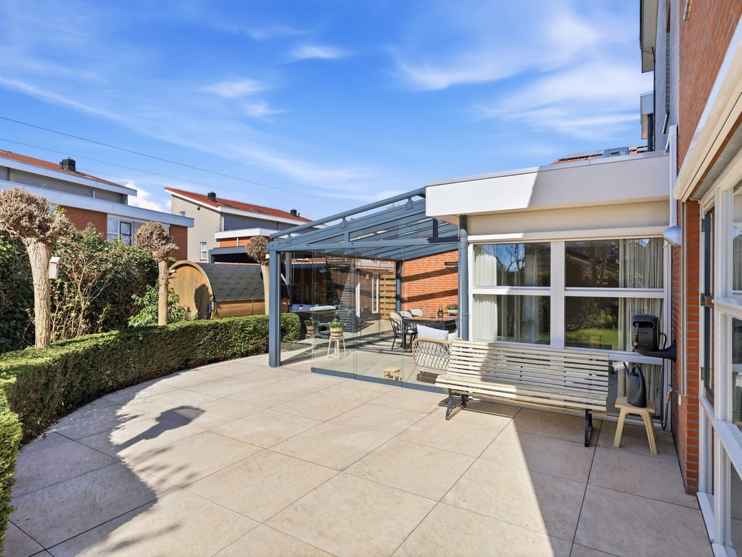 Luxurious detached villa with six bedrooms, sauna and jacuzzi in quiet courtyard setting — 46