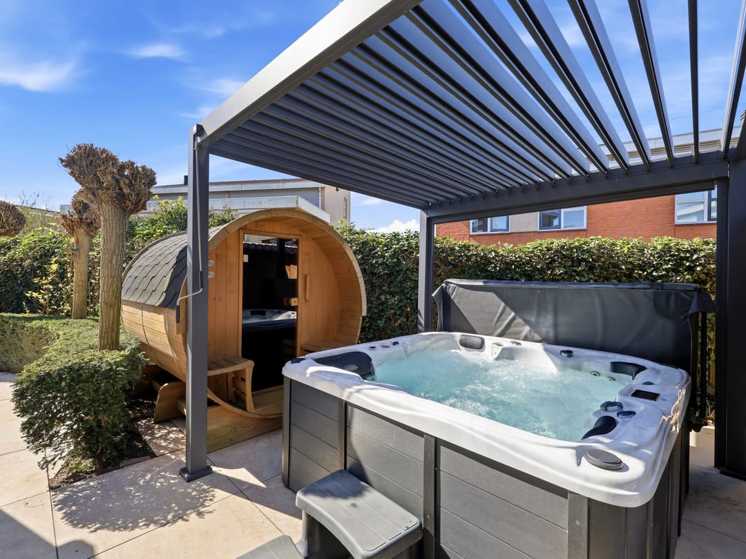 Luxurious detached villa with six bedrooms, sauna and jacuzzi in quiet courtyard setting — 47
