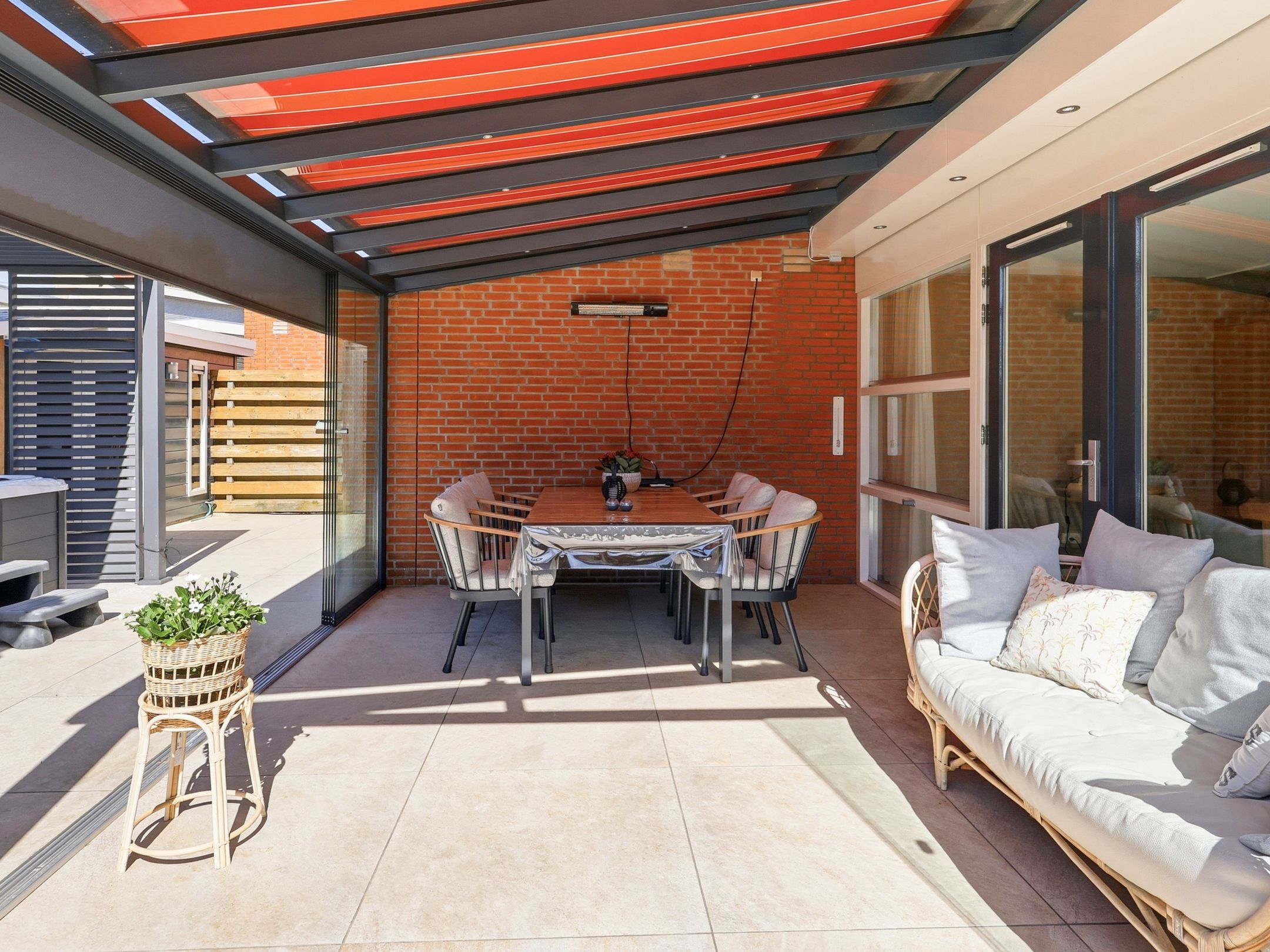 Luxurious detached villa with six bedrooms, sauna and jacuzzi in quiet courtyard setting — 51