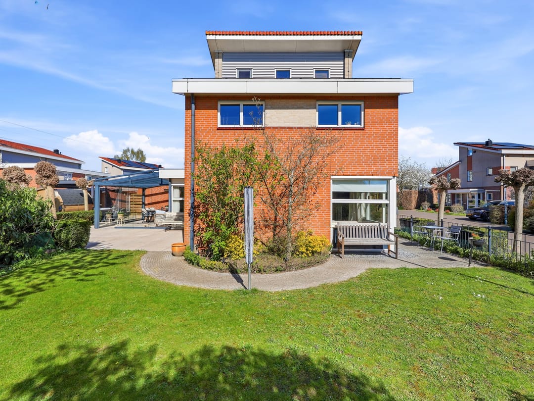 Luxurious detached villa with six bedrooms, sauna and jacuzzi in quiet courtyard setting — 52